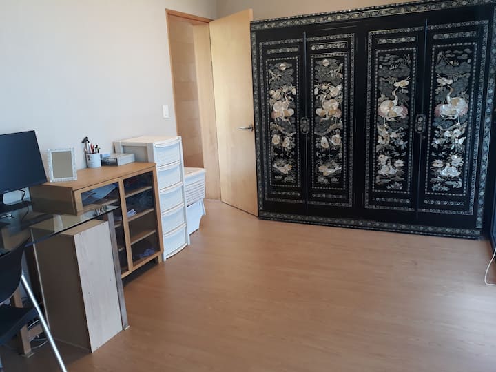 Voici la chambre 3 ~ ~ ^ ^

Il y a un ordinateur et un placard de couette pour s'asseoir (en utilisant le yoga) ^ ^
