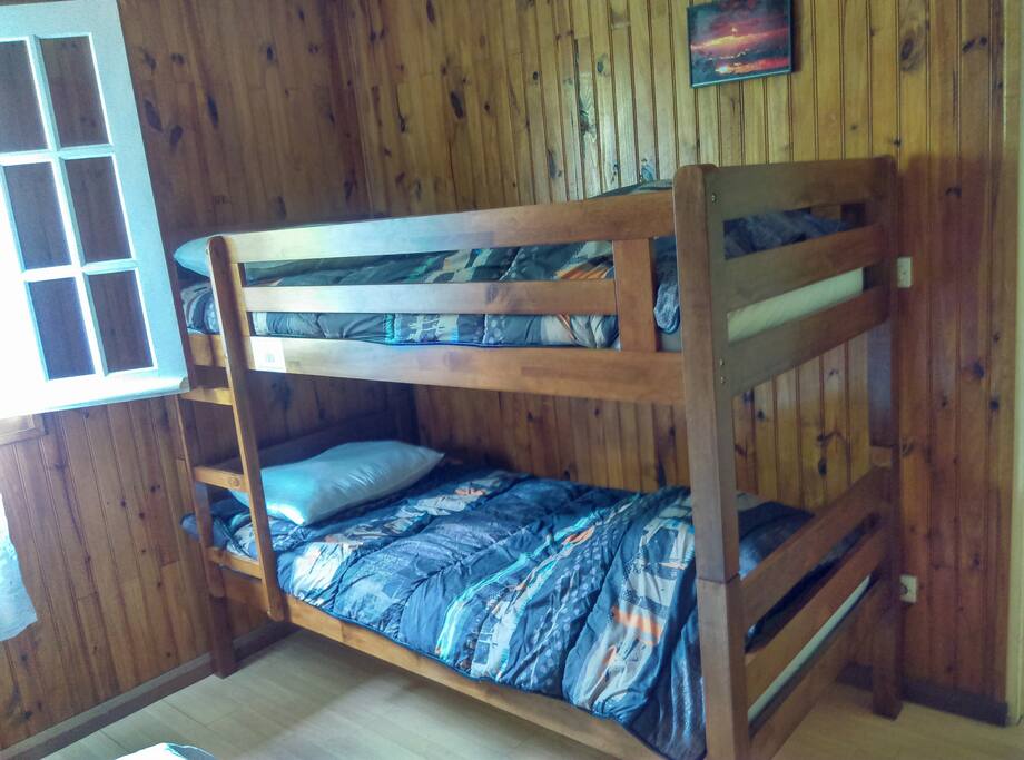 Un lit superposé pour les enfants et accompagnateurs