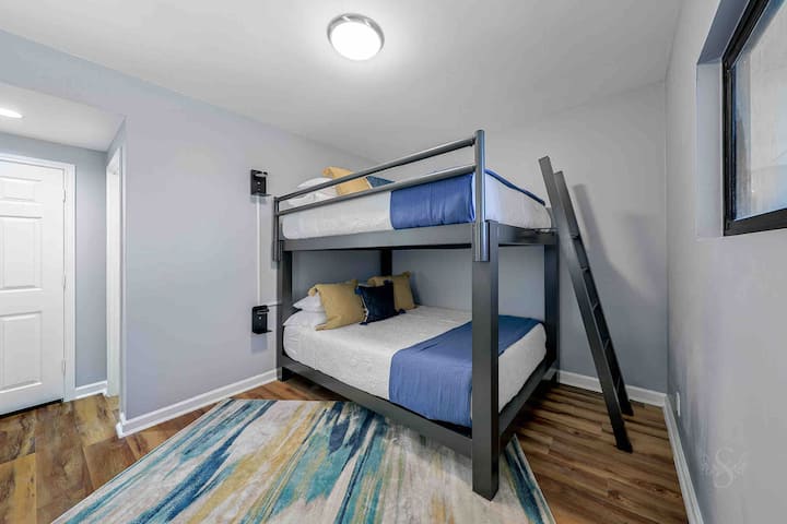 Francis Lofts & Bunks ควีนไซส์เหนือเตียงสองชั้นควีนไซส์เหล่านี้ได้รับการออกแบบโดยคำนึงถึงผู้ใหญ่แต่เหมาะสำหรับทุกเพศทุกวัยและมีความจุน้ำหนัก 2,000 ปอนด์ต่อแพลตฟอร์ม!