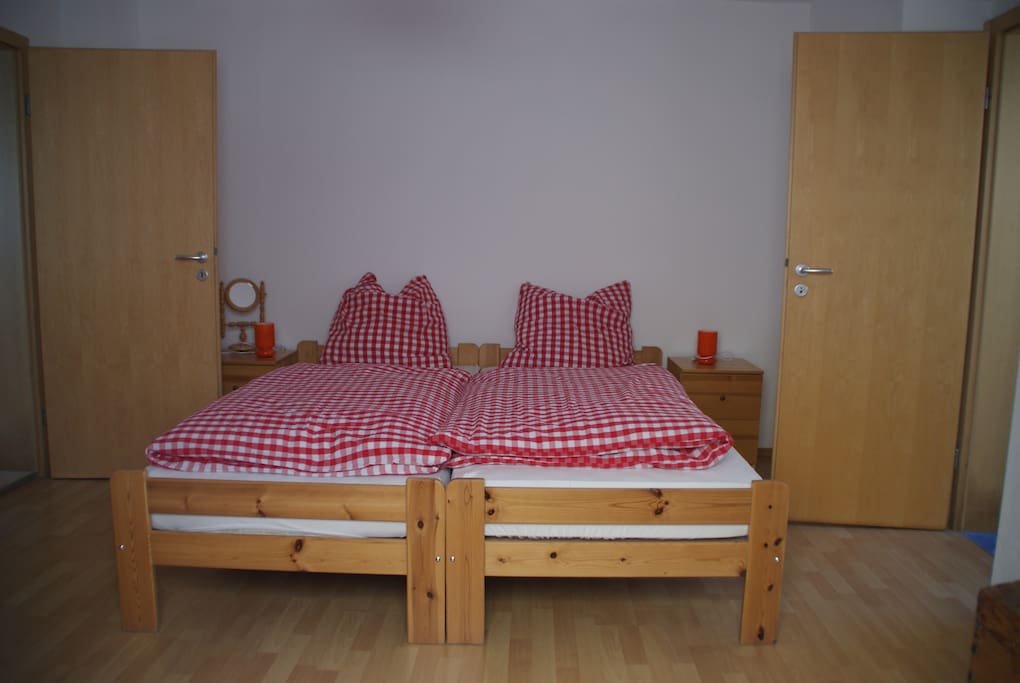 Schlafzimmer (Durchgangszimmer vom WZ ins Bad), Betten als Doppelbett aufgestellt
