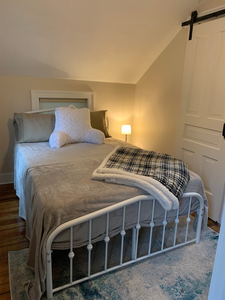 Спална соба со целосна големина 
на горниот кат 