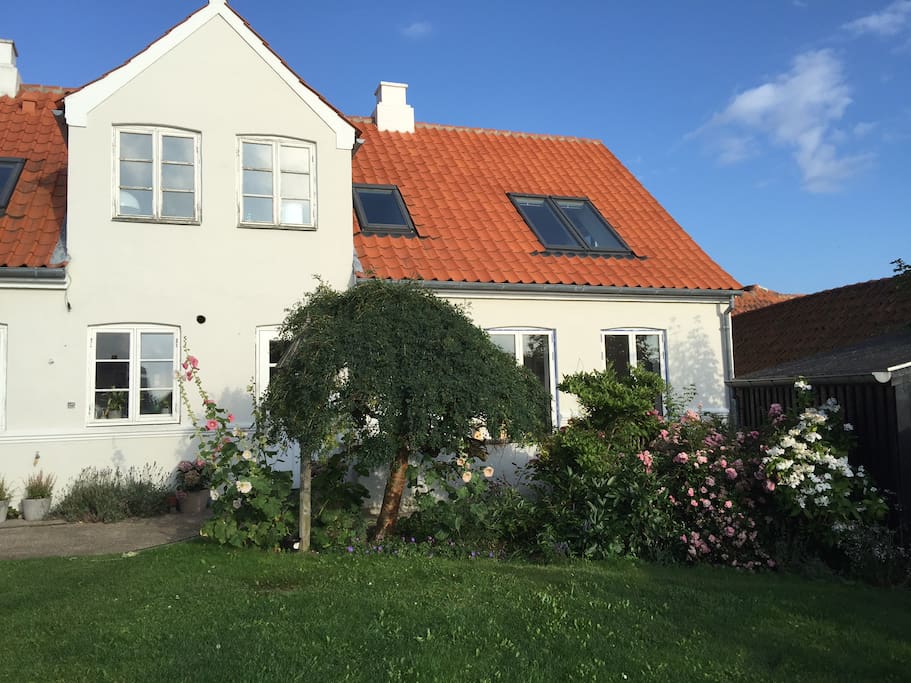 Lejligheden til højre i vores byhus set fra haven.