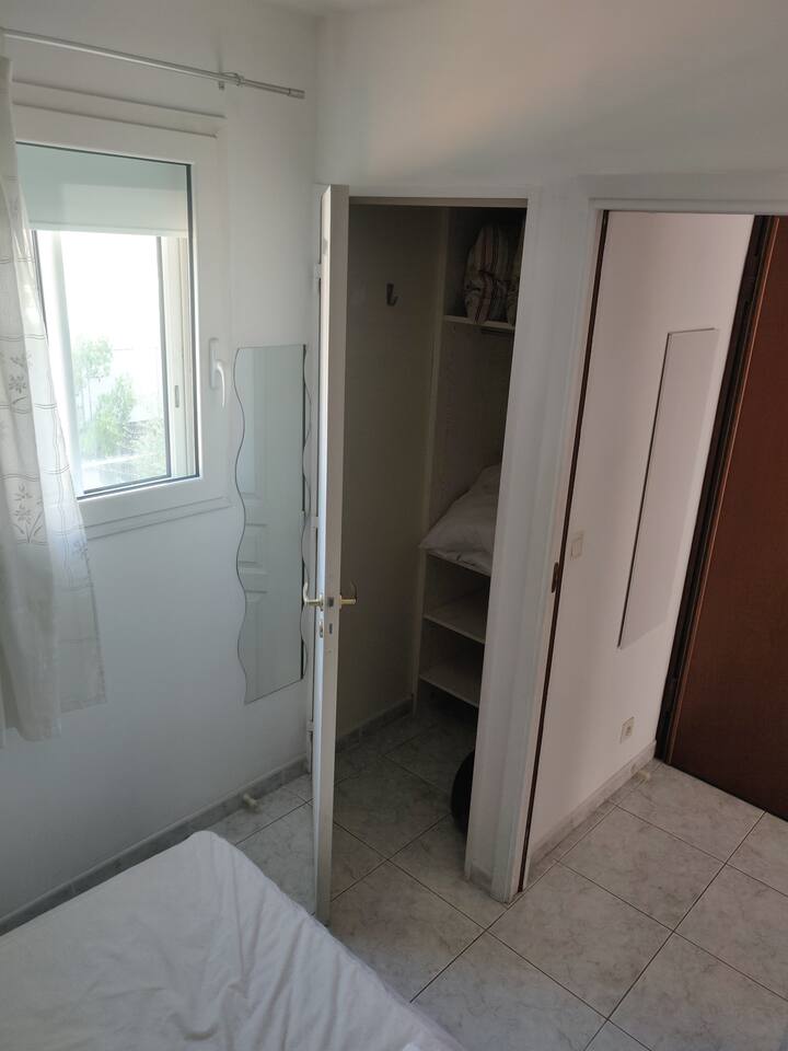 Малка съблекалня в спалнята с 6 - чекмедже 