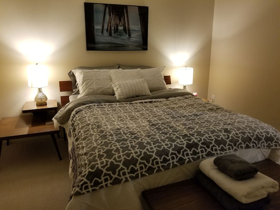 Bedroom 2. Queen Bed.