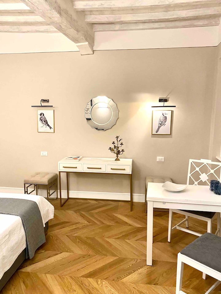 双人卧室，配备空调、书桌、步入式衣橱和3扇窗户