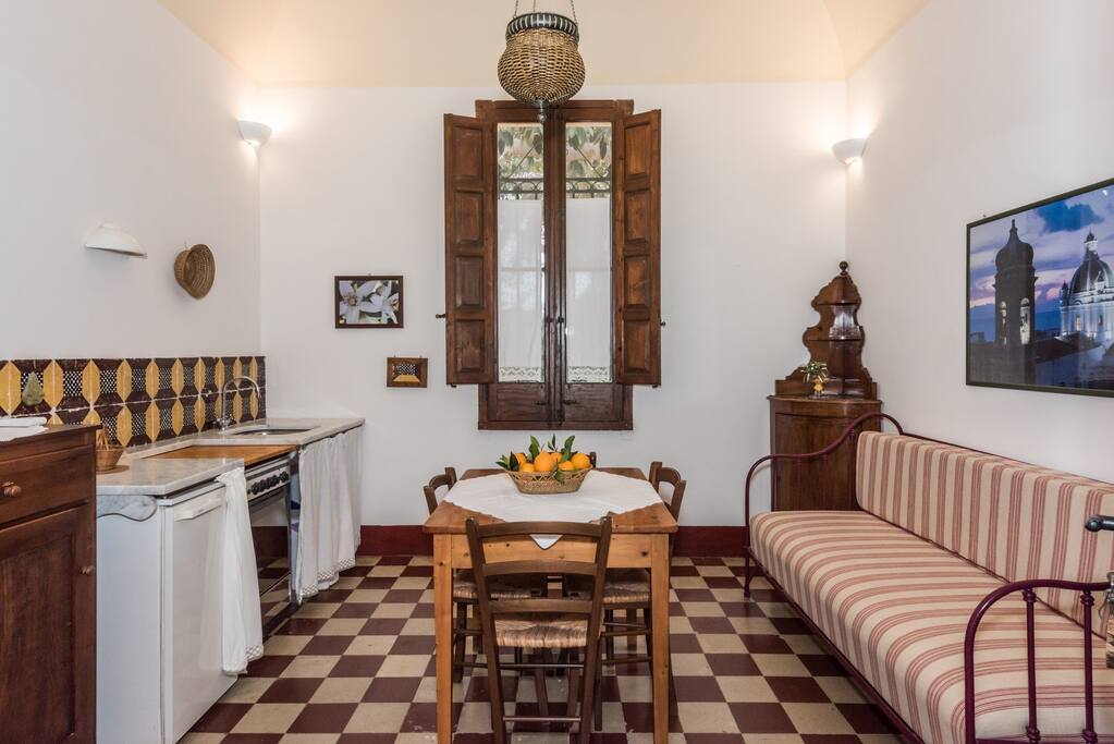 Cucina appartamento con divano letto