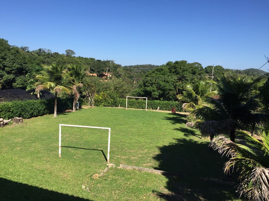 campo de futebol na frente da casa