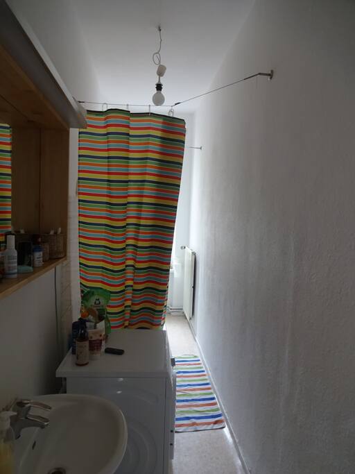 Bad mit Dusche und Badewanne