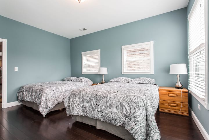 Chumba kikubwa cha kulala na vitanda viwili vya malkia, na meko ya umeme  