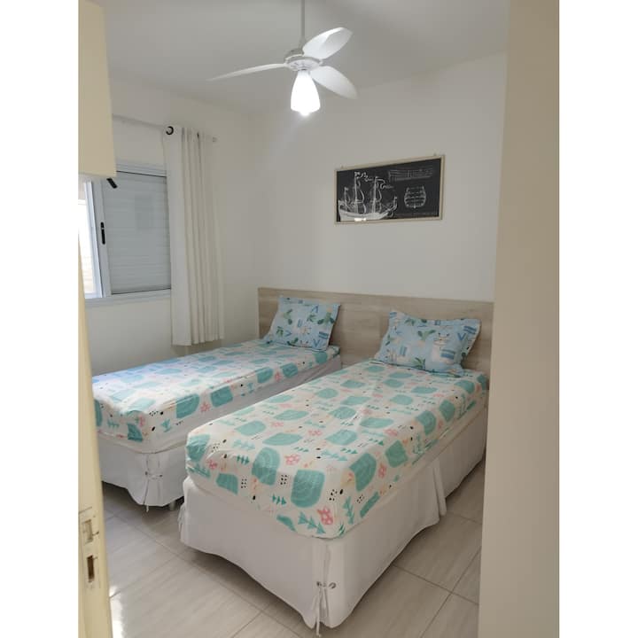 Chumba kimoja chenye vitanda viwili na feni ya dari 