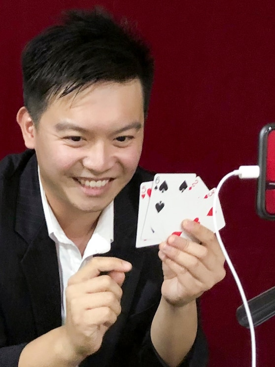 Show full-screen, host-provided image