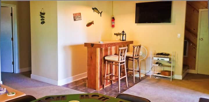 Vacation Rental Entertainment Corner in the Down Stairs Lounge. Stand-Up Bar, TV, Movies, Board Games