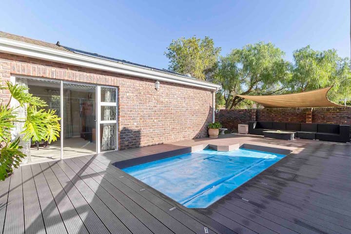 Luxury spacious holiday house near lake and beach