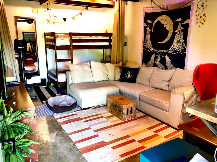 Casita. Sectional & Bunk საწოლები w/ Casper ლეიბები