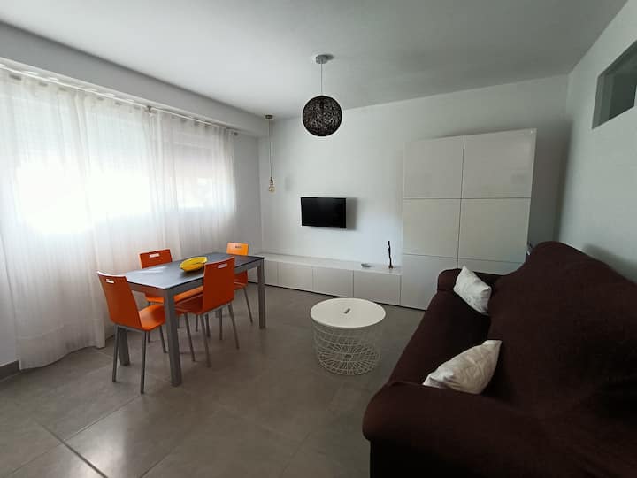 Blagovaonica s kaučem na razvlačenje i Smart TV-om 