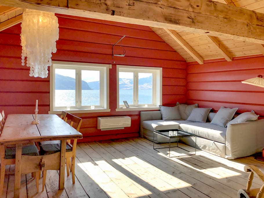 Stue med spiseplass og sovesofa