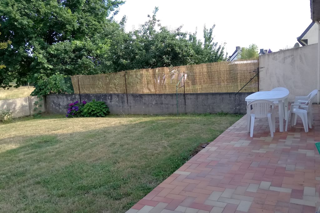 Terrasse avec salon de jardin