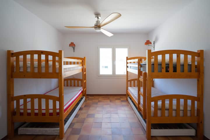 Soba s 2 kreveta na kat i mogućnošću dodavanja dodatnog kreveta.