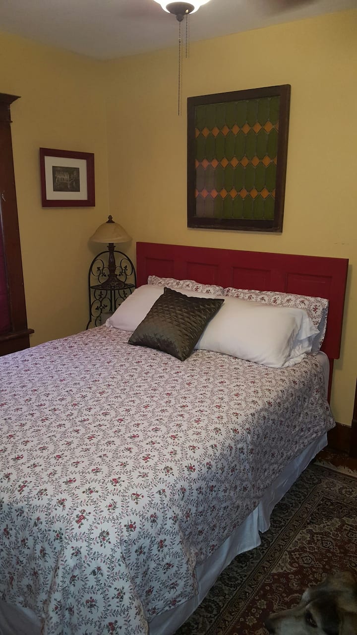 Victorian Queen Bedroom Gold Room Houses for Rent in Emporia, Kansas, United States Airbnb