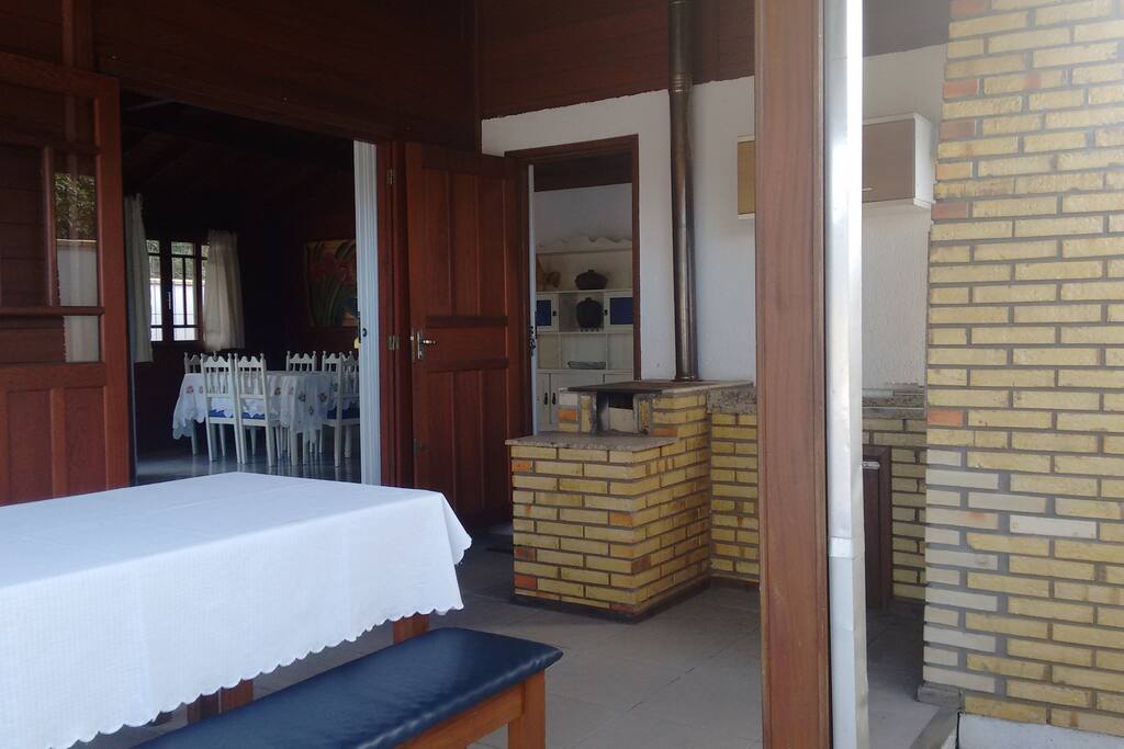 Espaço integrado com a sala de estar e cozinha.