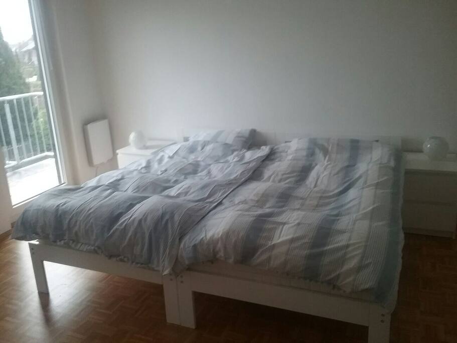 Zweibettzimmer mit zwei Betten 100 x 200 cm. Die Betten kann man auch auseinander gerückt aufstellen.