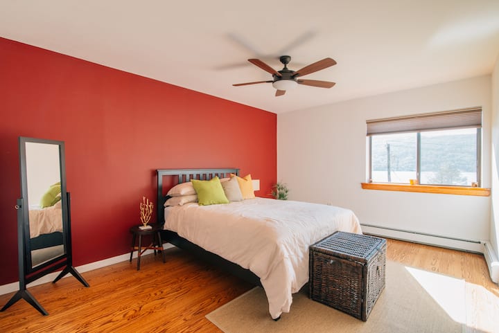 Dormitorio tamaño queen fresco, limpio y acogedor con vistas al lago.