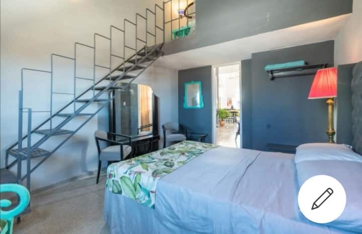 Chambre3 :  Vanity. Avec fenêtre sur mer. L'escalier est pour accéder à la salle de bain intérieure dans la mezzanine 