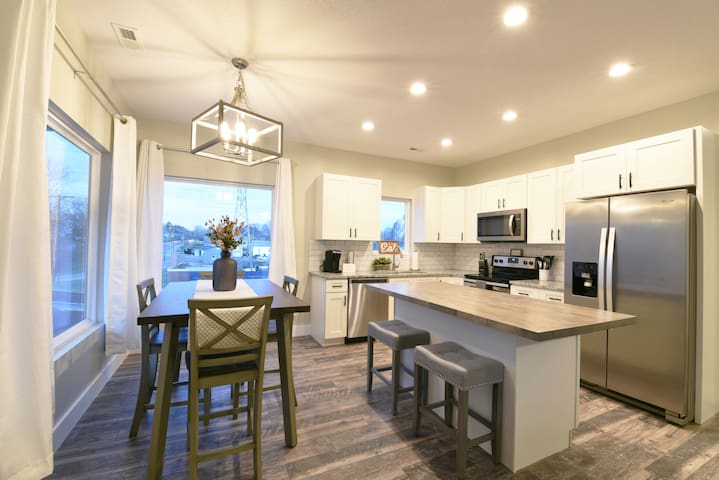 ❤︎ Brand New Bungalow Minutes to Downtown ❤︎