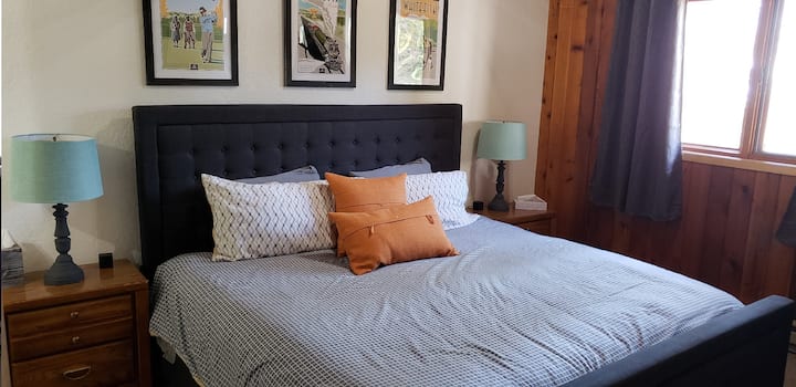 מיטת קינג סייז בחדר השינה הראשי