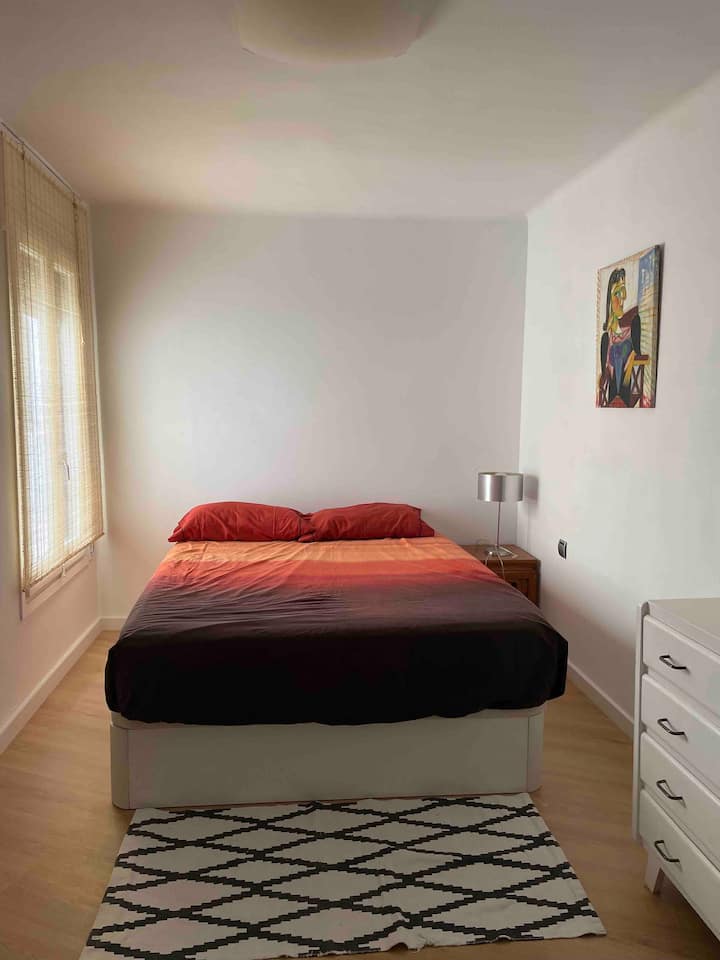 Spavaća soba br. 1
Krevet 1.50x1,90
S radnim prostorom na daljinu 