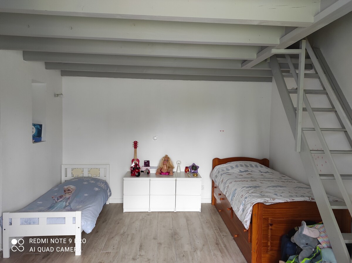 Спална соба бр. 3 на приземје од страната на градината. Кревет  90*190 + кревет во фиока 90*190 см и детски кревет со есенска бариера 160*70.
Можност за дополнителни кревети на мезанин. 