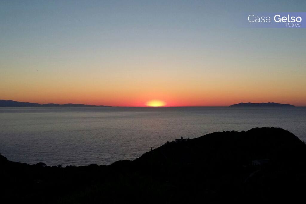 Il tramonto tra Capraia e Corsica