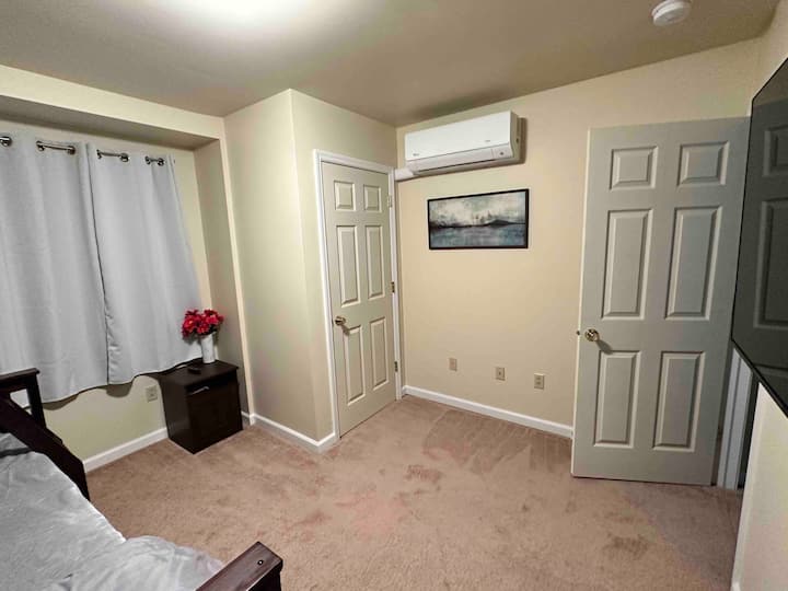 Тази снимка показва новия ни мини сплит стенен климатик в двойната стая с двуетажно легло