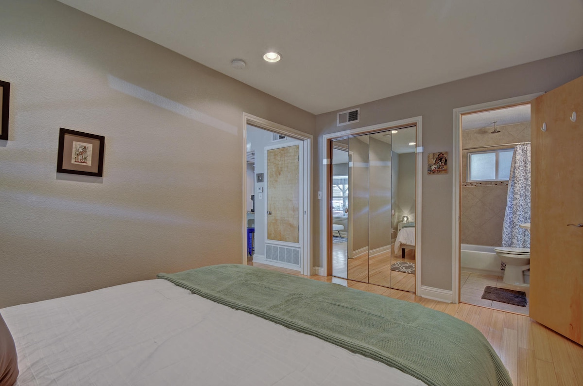 LOCATION & LUXURY - walk to downtown & Whole Foods