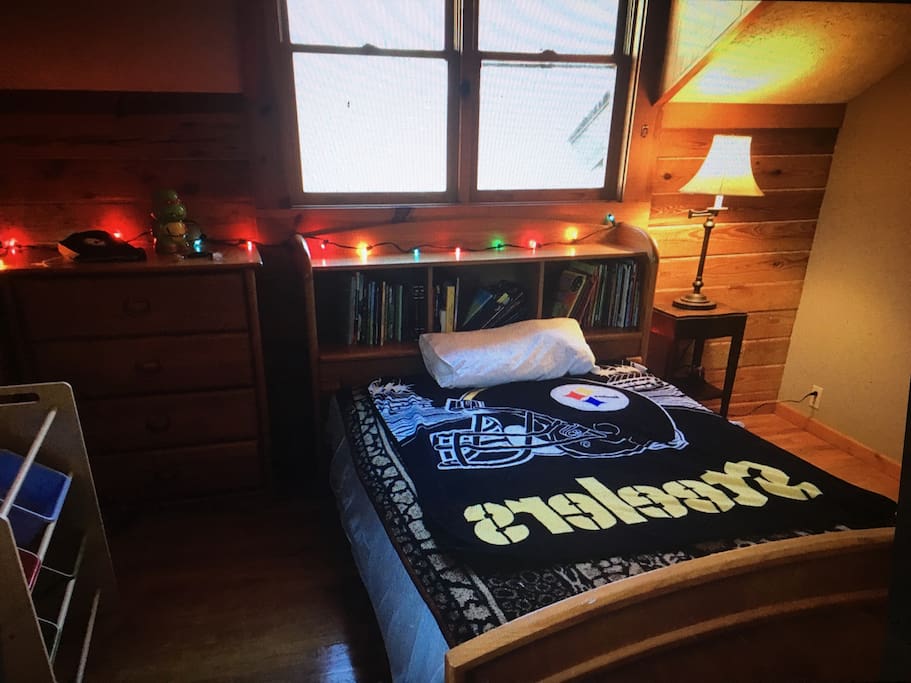 1/5 bedrooms, located upstairs. Single bed.
