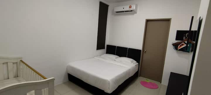 Srednja spavaća soba sa zajedničkom kupaonicom nalazi se pored blagovaonice