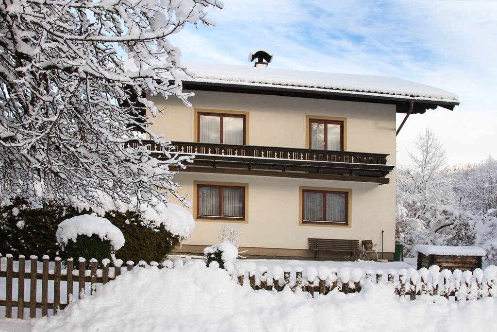 #hostFLACHAU1 Bars, Pubs und Restaurants, Einkaufsmöglichkeiten und Skibushaltestelle sind gegenüber. Flachaus erstes Hostel!