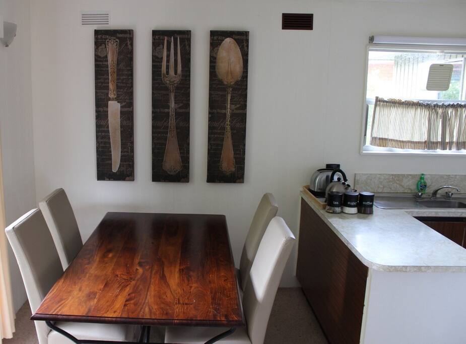 Nathan's Place: Dining area
