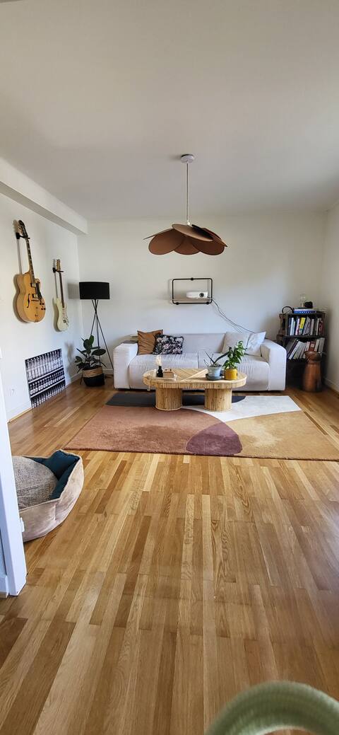 Large room in pretty house