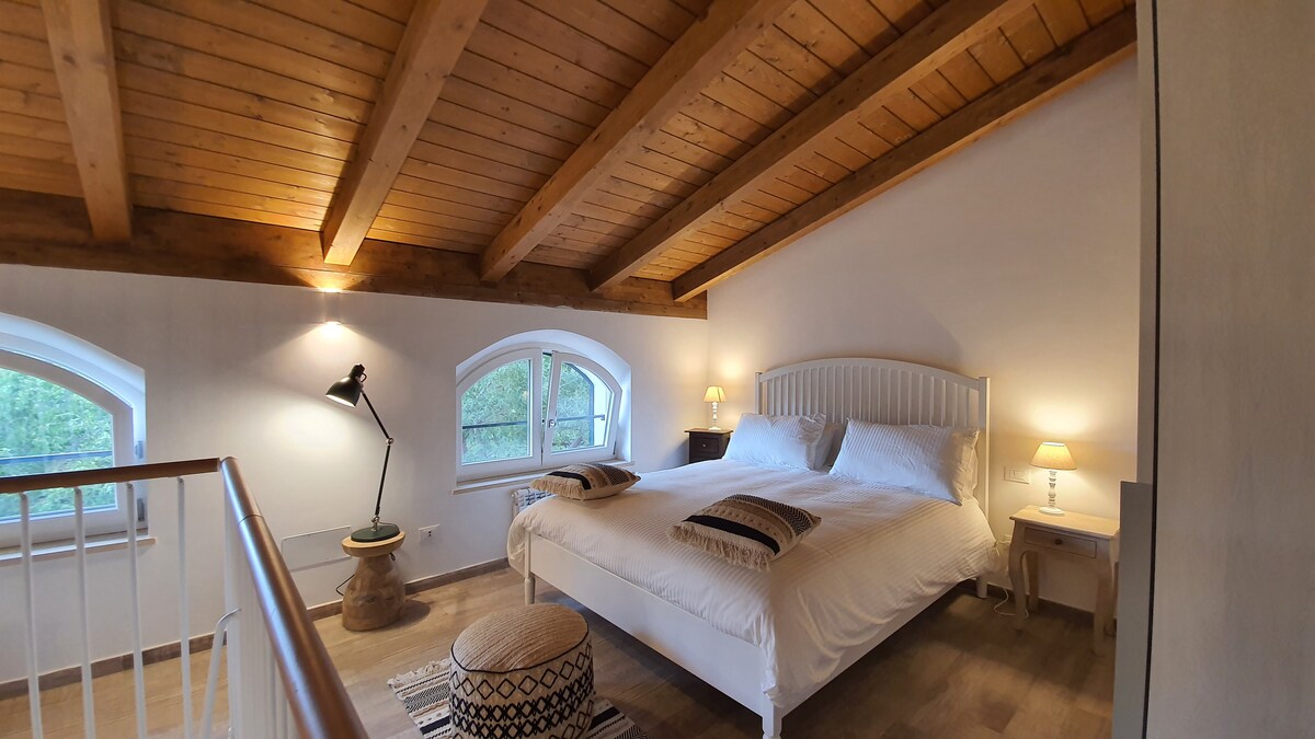 Amplio dormitorio con vista al jardín