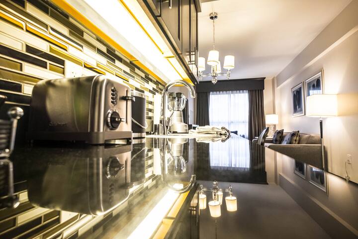 SPACIOUS 2 Bedroom Presidential Suite! gallery image 4