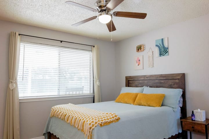 Jisalimishe kwa utulivu na ukumbatie usiku wa amani katika chumba chetu kikuu cha kulala.