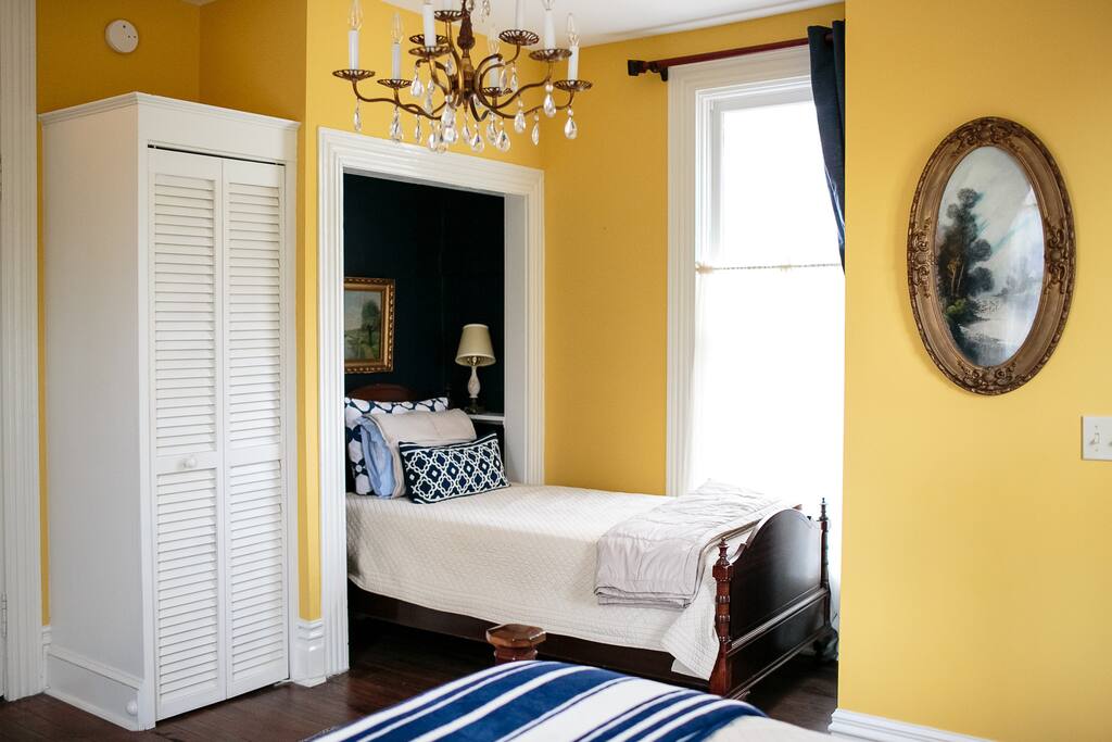 The Webb Room -twin bed