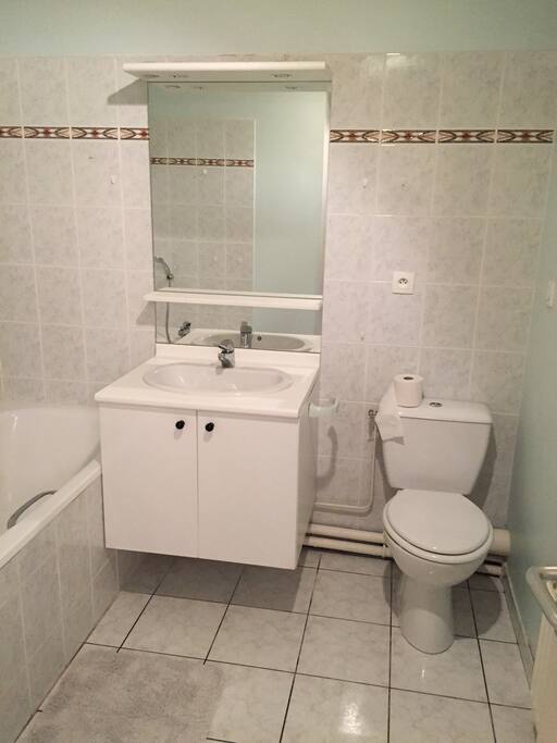 La salle de bains avec baignoire