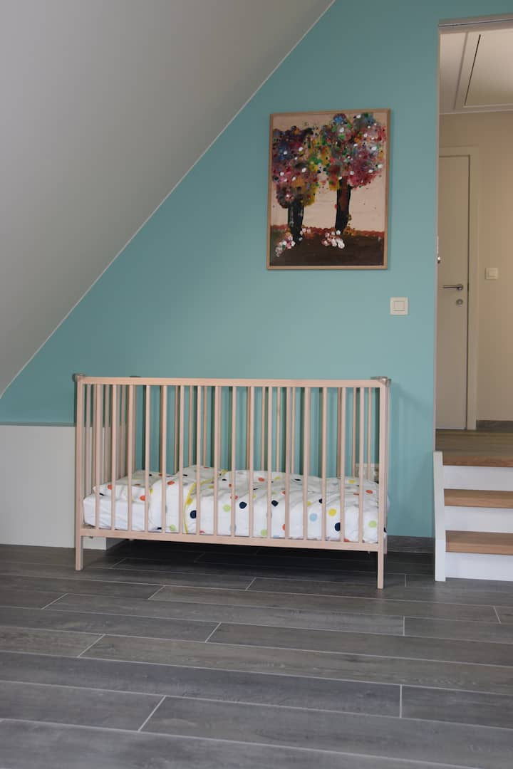 Cuna. Segunda cuna (cuna de viaje) previa solicitud. Incluye ropa de cama.