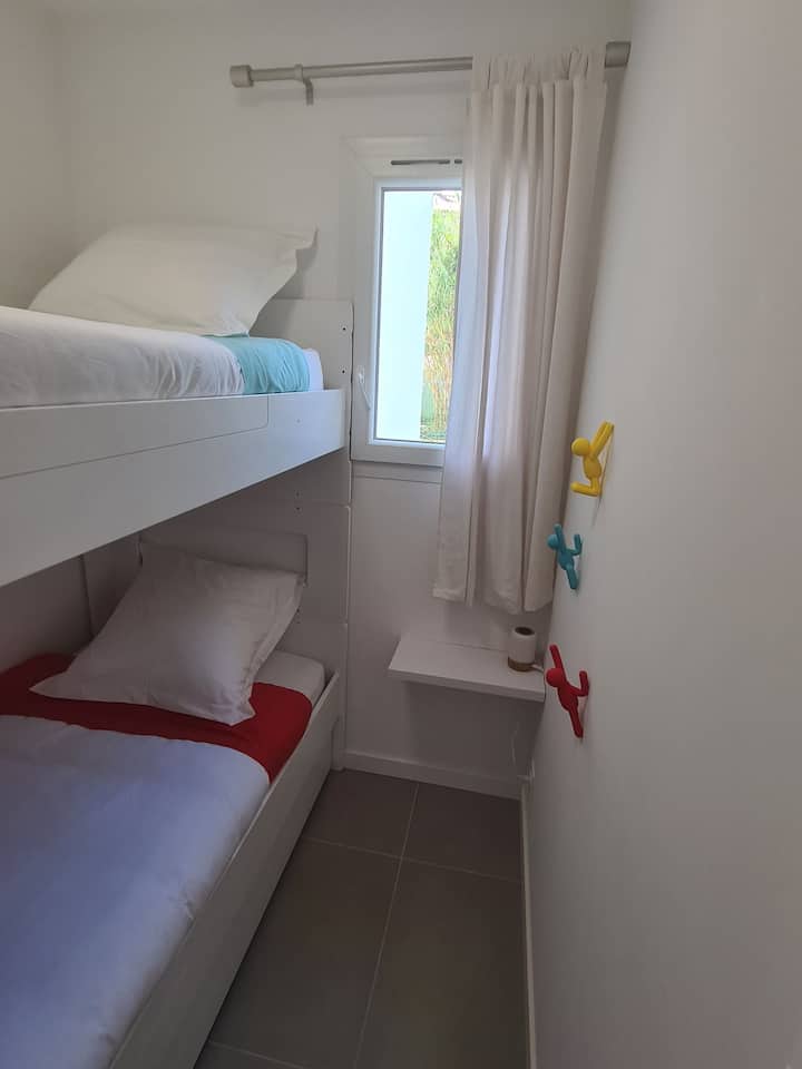 ห้องพักมีเตียงสองชั้นสองเตียง 