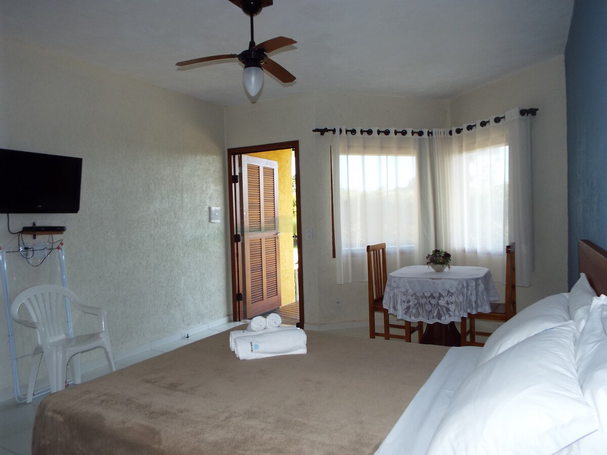 A parte da frente e a porta de acesso da quitinete