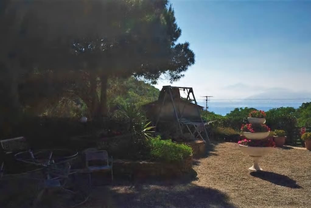 Giardino panoramico con vista mare