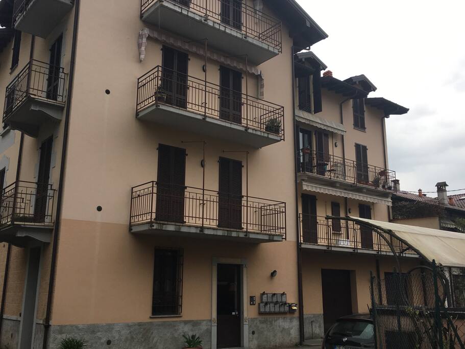 L'edificio è una tipica casa a ringhiera completamente ristrutturato nel 2009