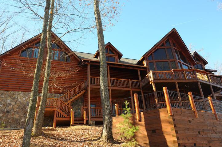 Ridges Over Lake Lodge 5 000 Sq Ft Sleeps 24 6 Bedrooms 6 Bathrooms Cabin Blue Ridge United States